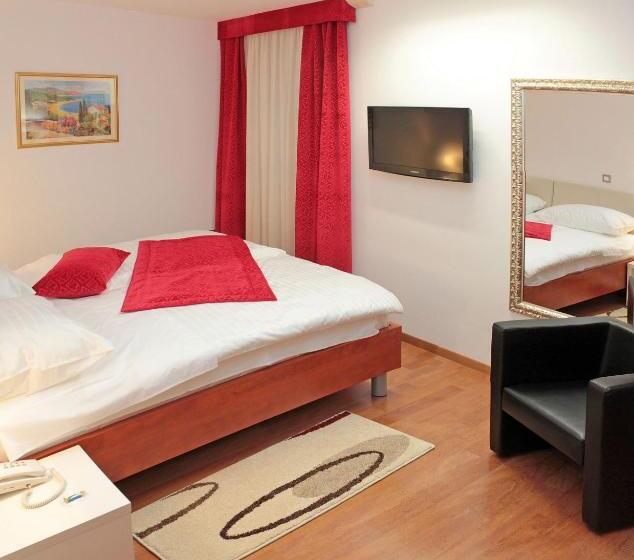 Quarto Superior, Monika