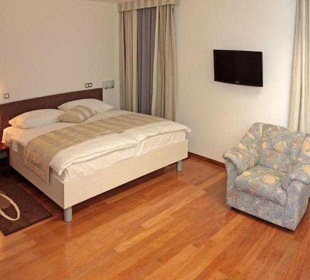 Quarto Superior, Monika