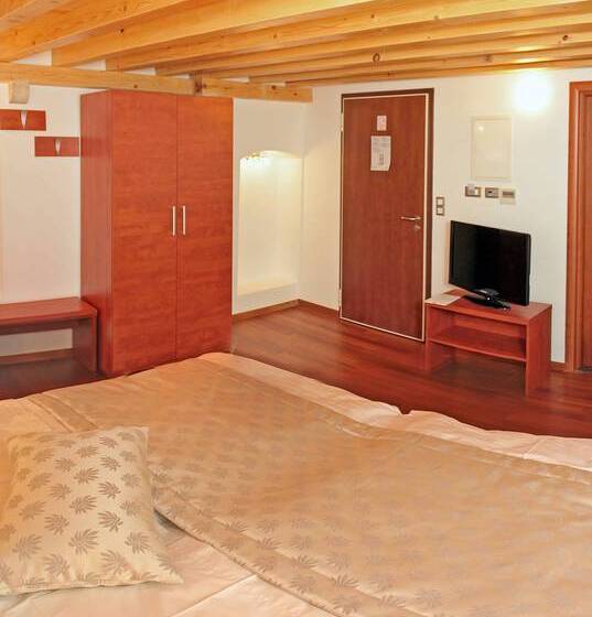 Quarto Superior, Monika