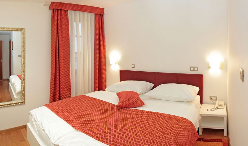 Quarto Comfort, Monika