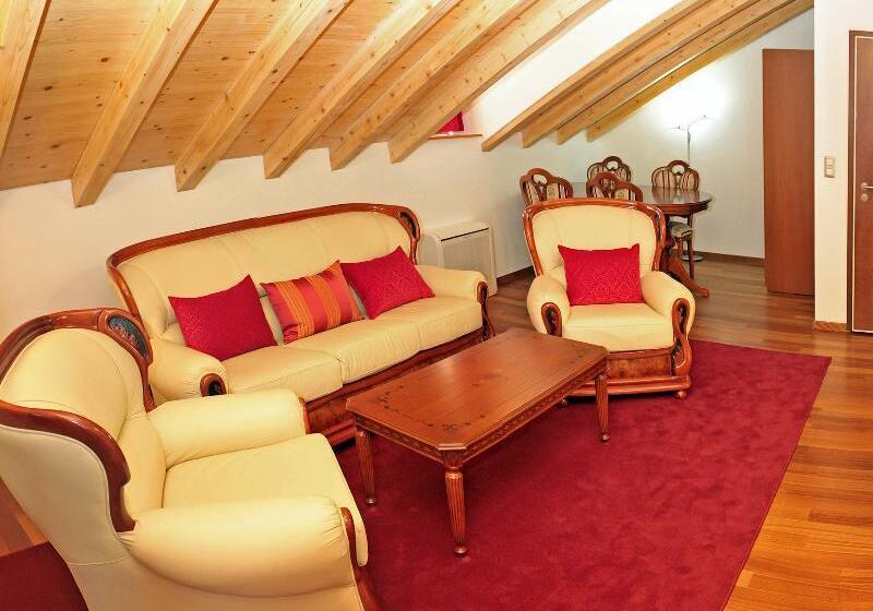 Suíte Deluxe, Monika