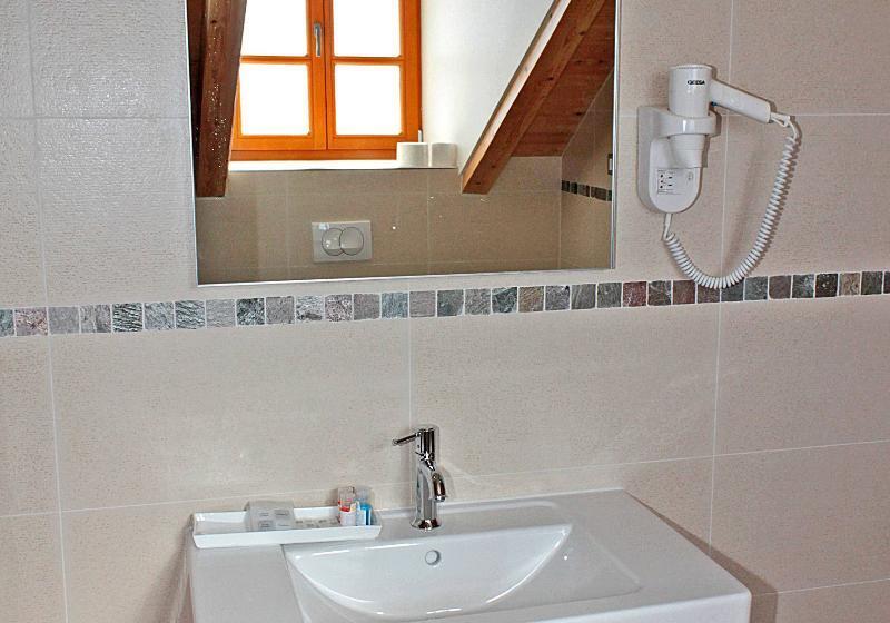 Suíte Deluxe, Monika