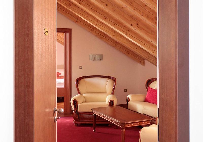 Suíte Deluxe, Monika