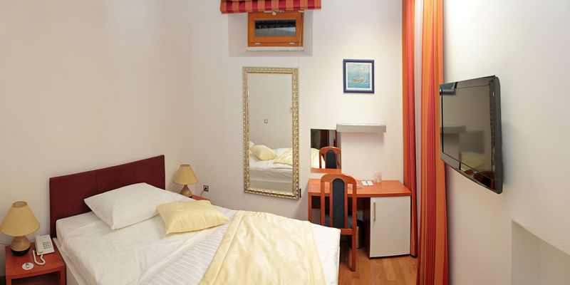 Quarto Estandar Individual, Monika