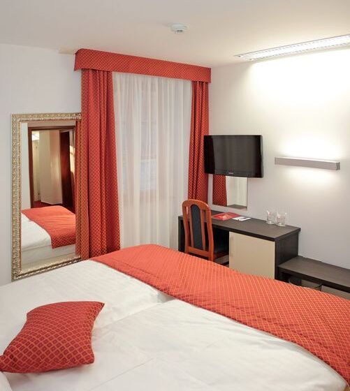 Quarto Comfort, Monika