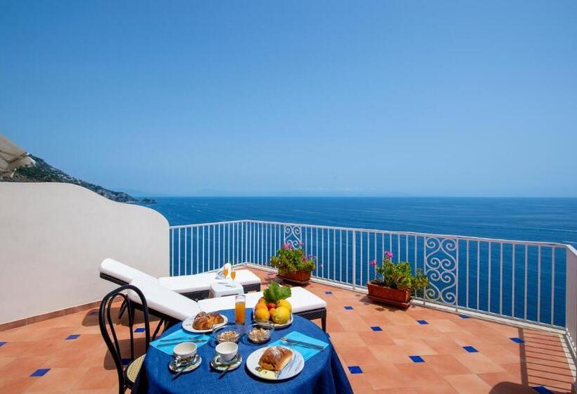 غرفة سوبيريور ثلاثية مطلّة علي البحر, Open Gate