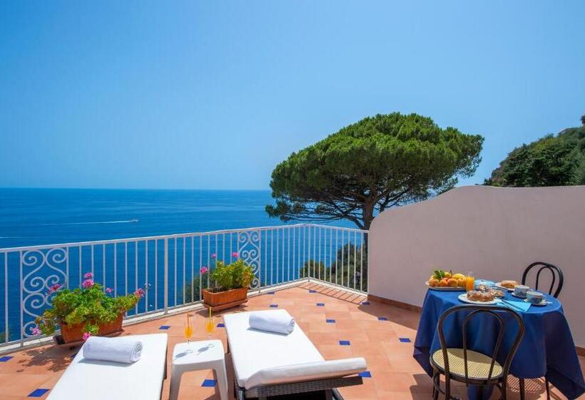 غرفة سوبيريور ثلاثية مطلّة علي البحر, Open Gate