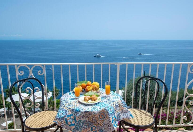 غرفة قياسية مطلّة علي البحر مزوَّدة بشُرفة, Open Gate