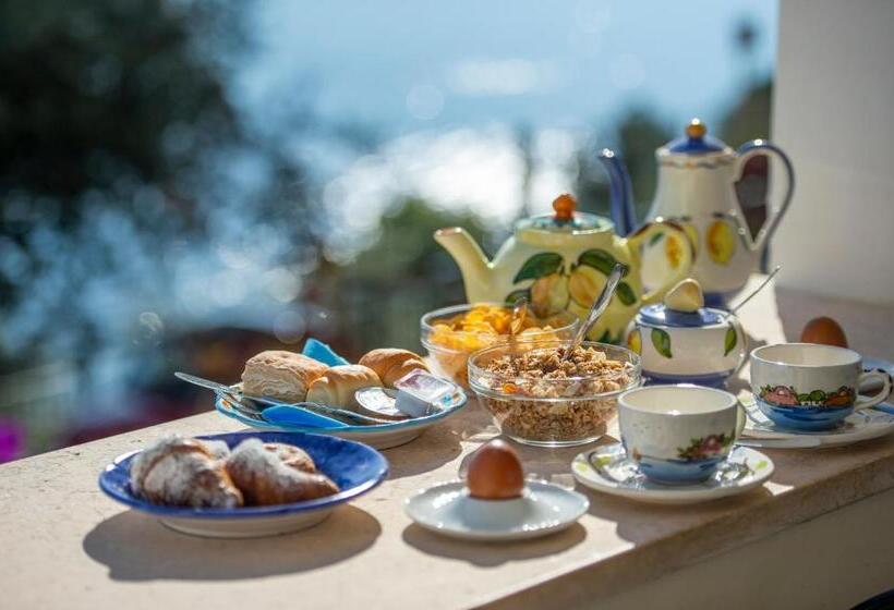 غرفة قياسية مطلّة علي البحر مزوَّدة بشُرفة, Open Gate