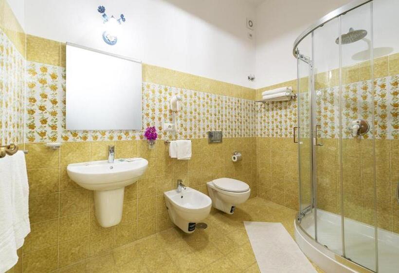 غرفة قياسية مطلّة علي البحر مزوَّدة بشُرفة, Open Gate