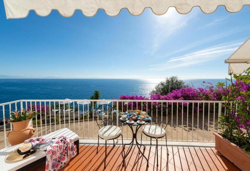 غرفة قياسية مطلّة علي البحر, Open Gate