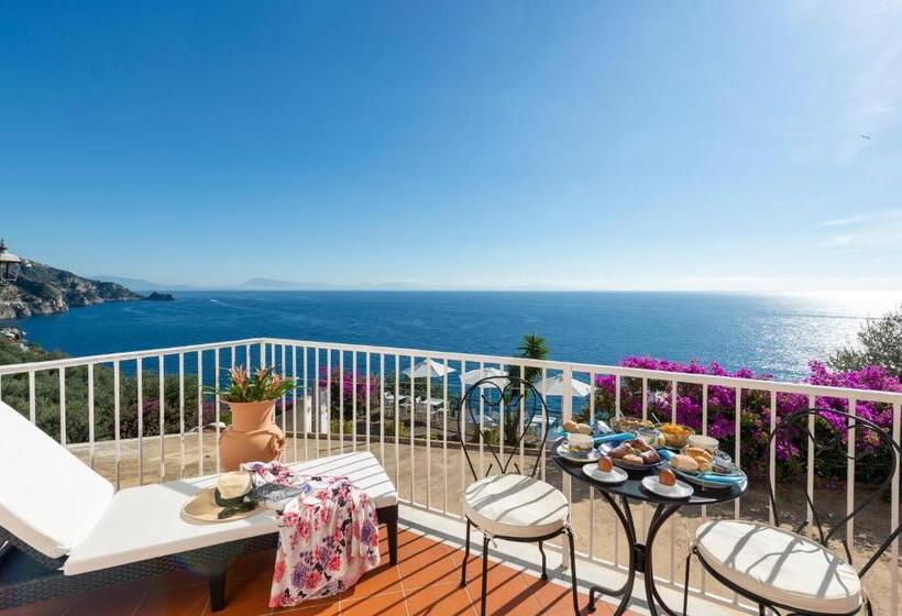 غرفة قياسية مطلّة علي البحر, Open Gate