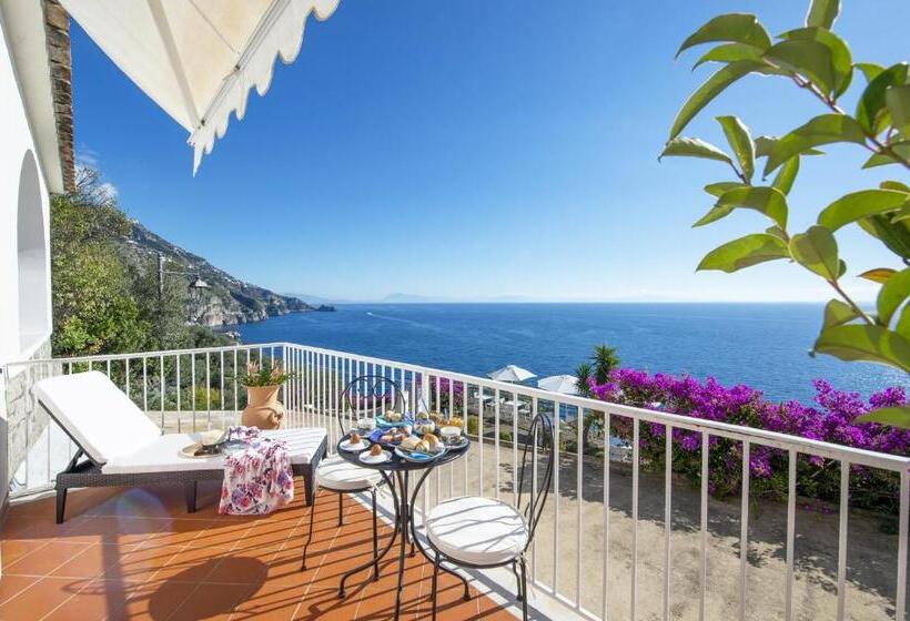 غرفة قياسية مطلّة علي البحر, Open Gate