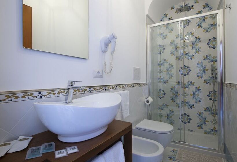 غرفة قياسية رباعية مطلة على البحر, Open Gate