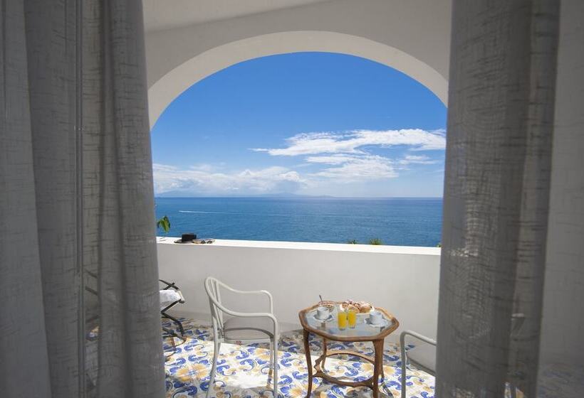 غرفة سوبيريور ثلاثية مطلّة علي البحر, Open Gate