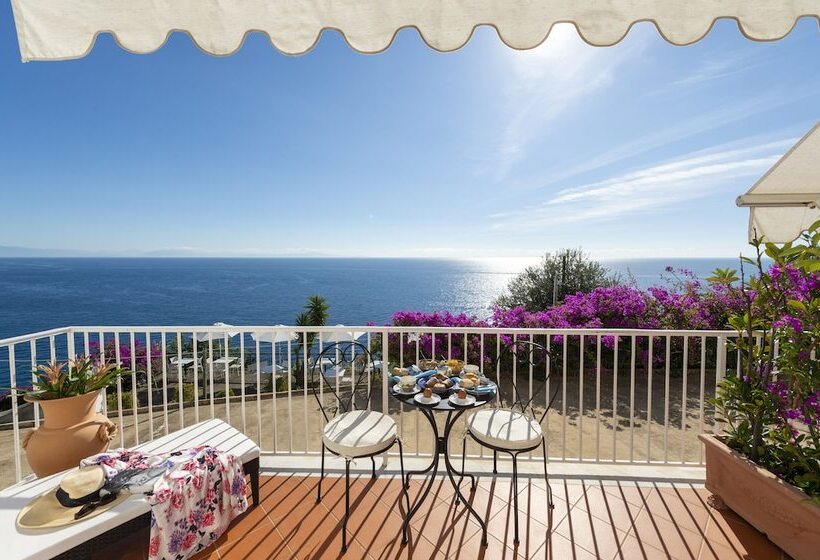 غرفة قياسية مطلّة علي البحر, Open Gate