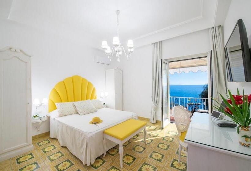 غرفة قياسية مطلّة علي البحر مزوَّدة بشُرفة, Open Gate