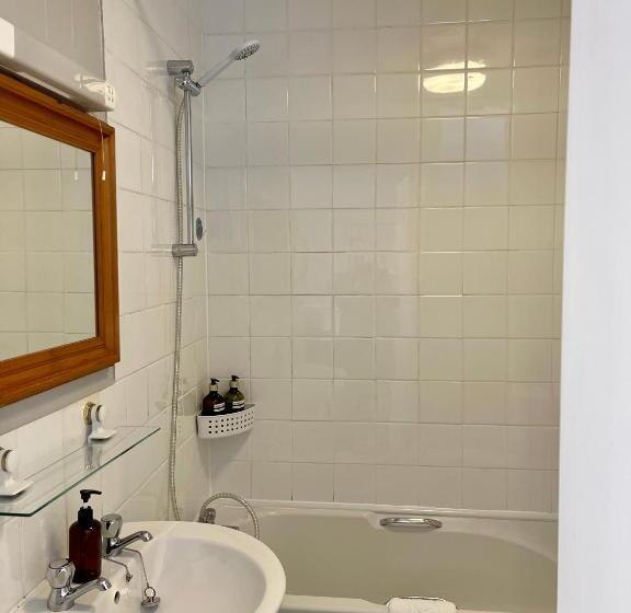 اتاق خانوادگی, Palm Court B&b