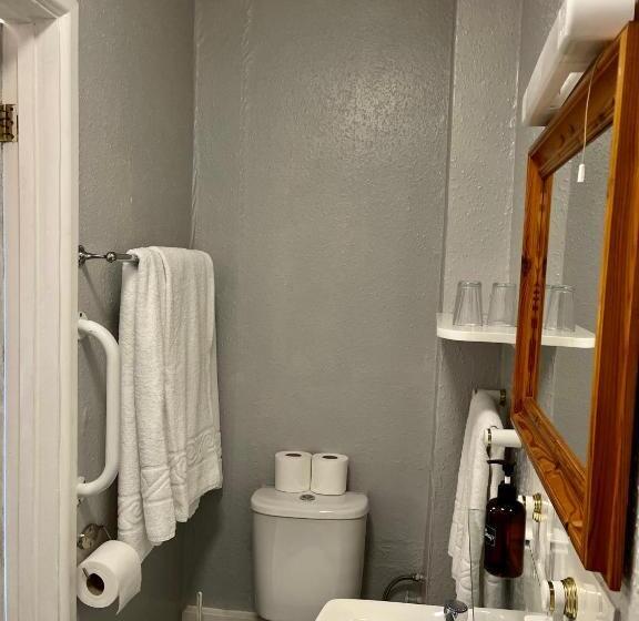 اتاق خانوادگی, Palm Court B&b