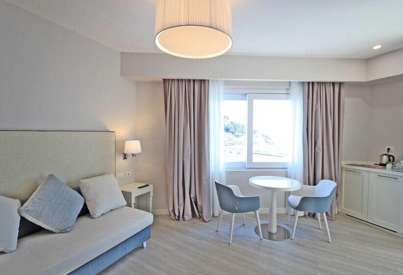 Полулюкс, Plaza