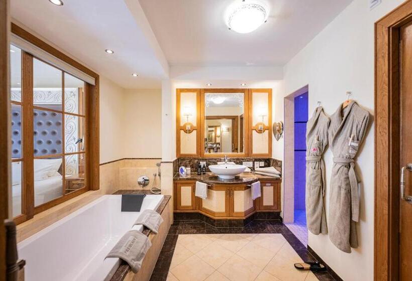 חדר דלוקס עם מיטת קינג, Preidlhof Luxury Dolce Vita Resort