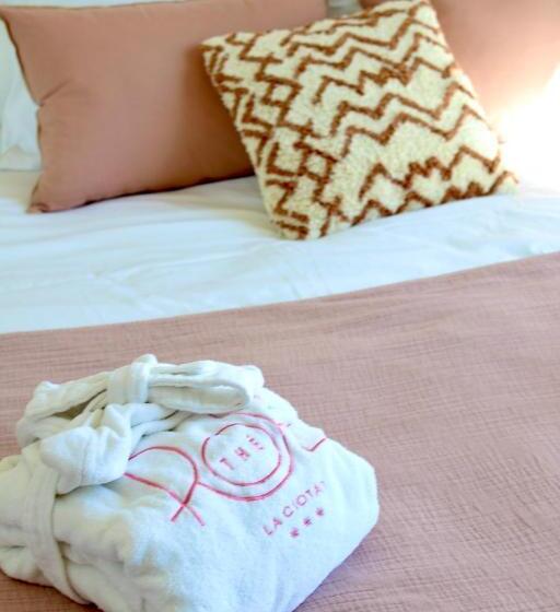 شقة غرفة واحدة, Le Rose Thé