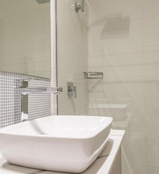 غرفة قياسية, The Lighthouse