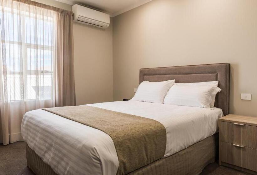 غرفة ديلوكس ثلاثية, The Lighthouse