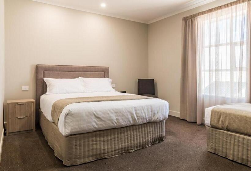 غرفة ديلوكس ثلاثية, The Lighthouse