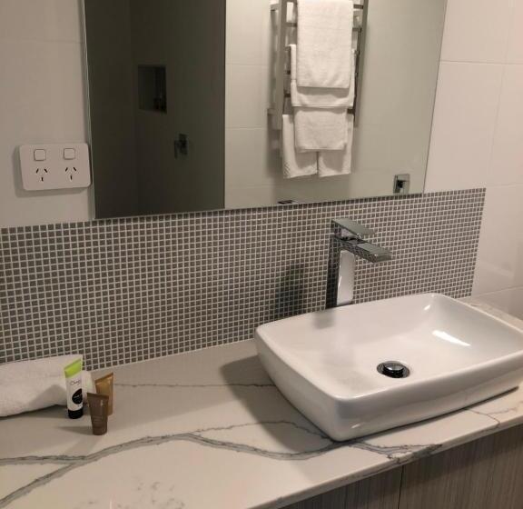 جناح إدارى, The Lighthouse