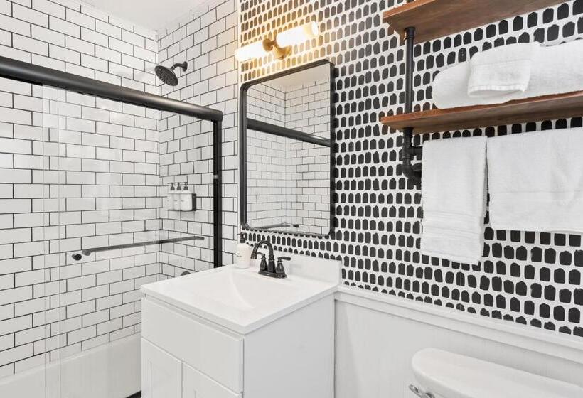 غرفه قياسيه سريرين مزدوجين, The Boha