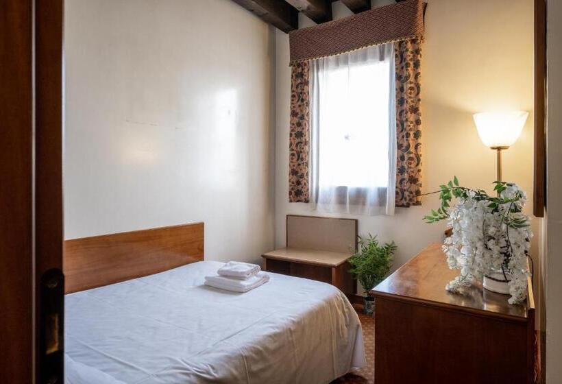 اتاق استاندارد یک نفره, Villa Sara