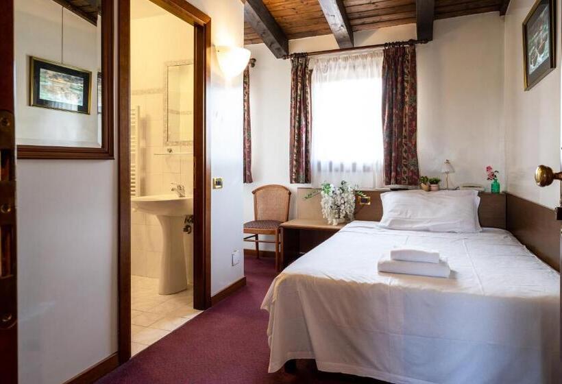 اتاق استاندارد یک نفره, Villa Sara