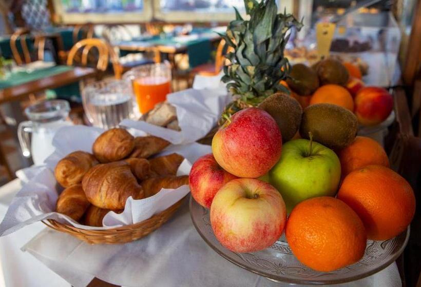 اتاق کلاسیک سه تخته, Villa Sara