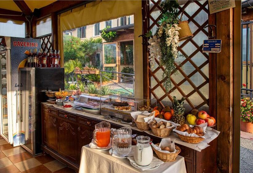 اتاق کلاسیک سه تخته, Villa Sara