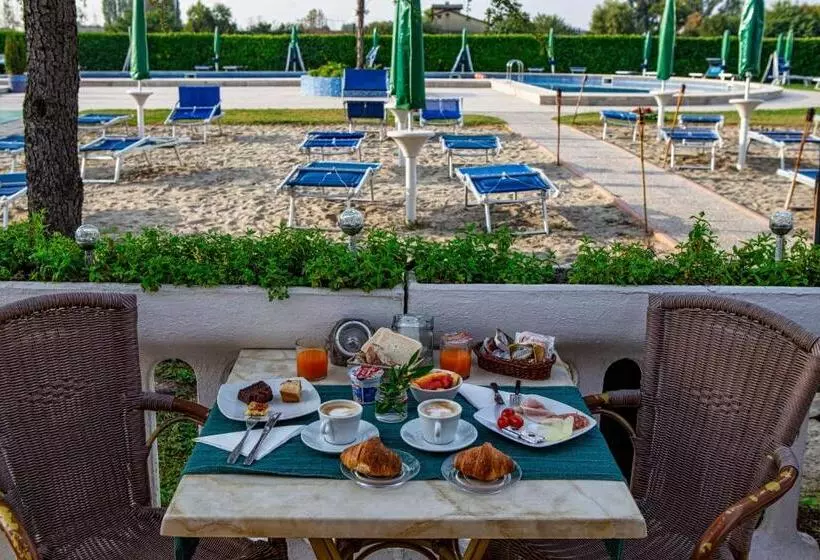اتاق کلاسیک سه تخته, Villa Sara