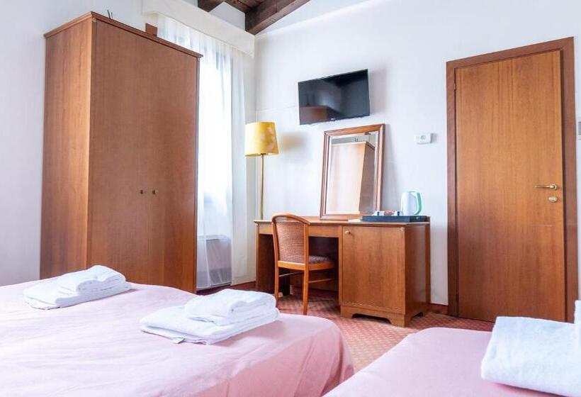 اتاق کلاسیک سه تخته, Villa Sara