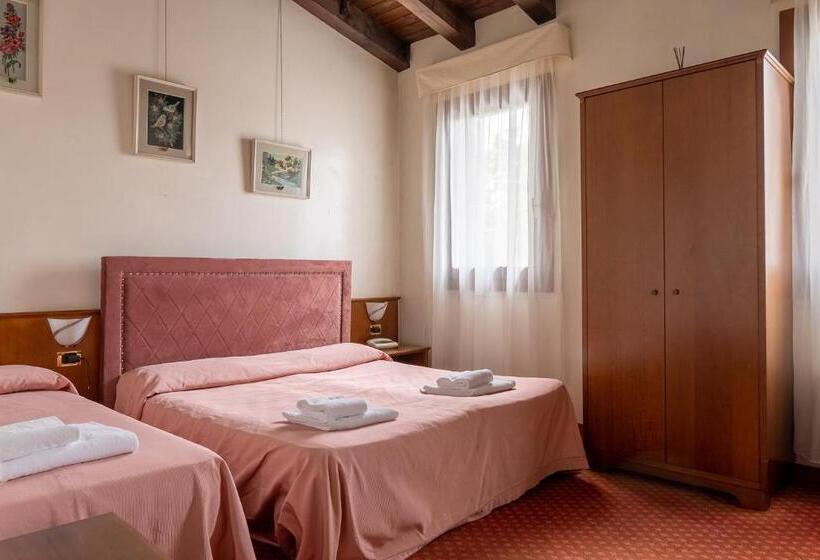 اتاق کلاسیک سه تخته, Villa Sara