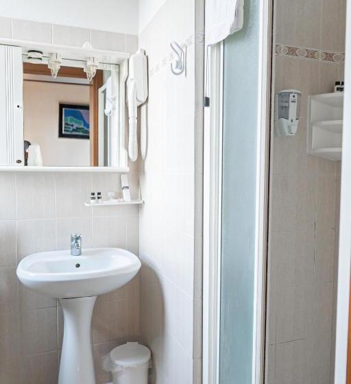 اتاق کلاسیک سه تخته, Villa Sara