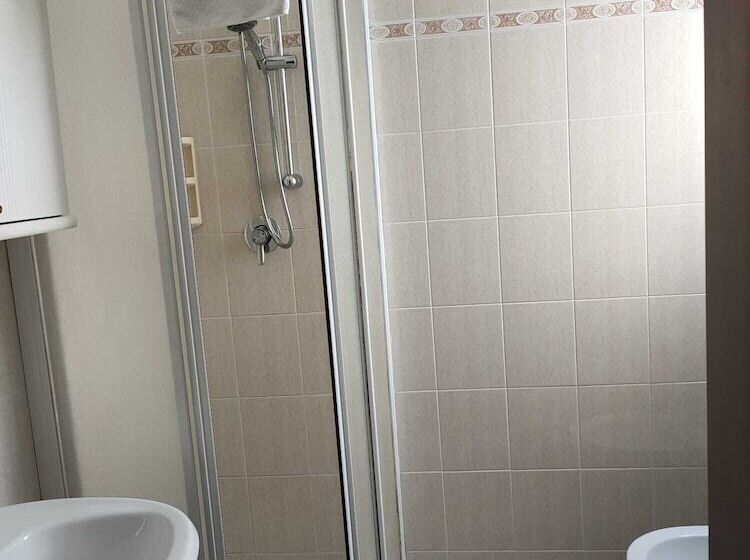 اتاق استاندارد یک نفره, Villa Sara