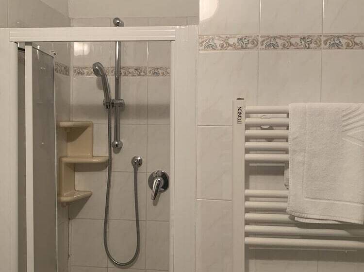 اتاق استاندارد یک نفره, Villa Sara