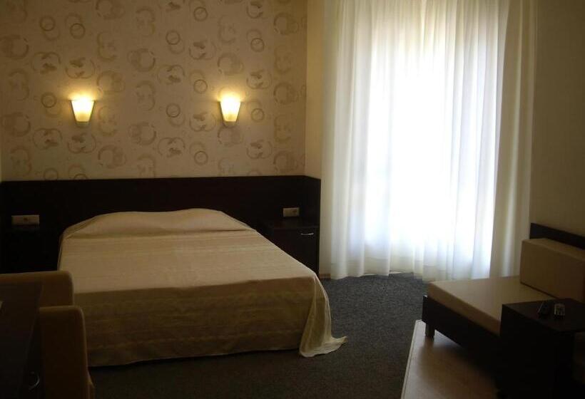إستوديو قياسى, Family Hotel Avramov