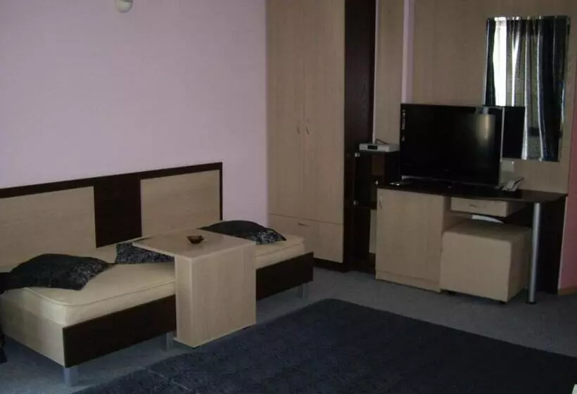 スタンダードスタジオ, Family Hotel Avramov