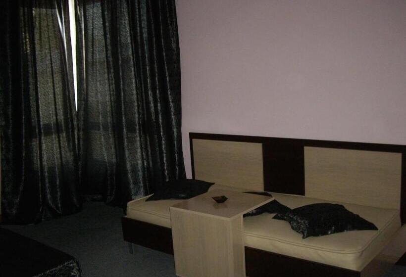 استودیوی استاندارد, Family Hotel Avramov