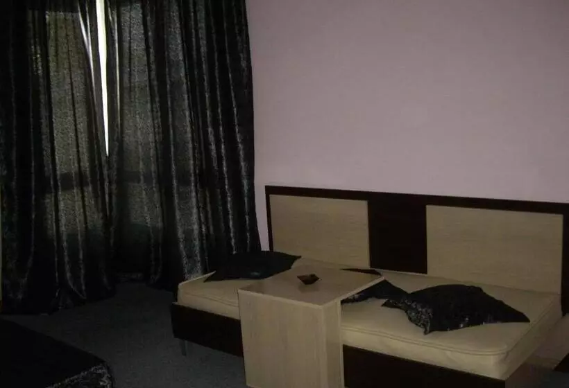 スタンダードスタジオ, Family Hotel Avramov