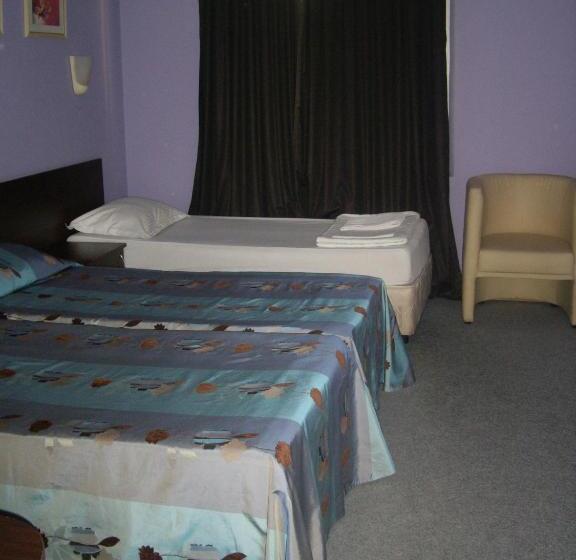 חדר סטנדרט לשלושה, Family Hotel Avramov