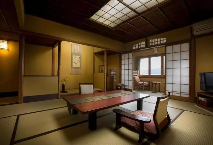 スタンダード4人部屋, Charoku Bekkan