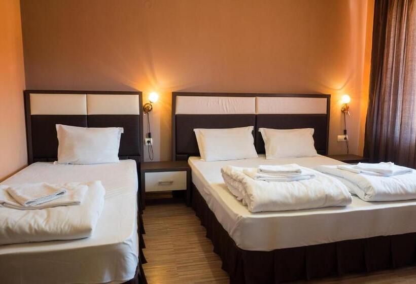 جناح جونيور, City Blagoevgrad Family