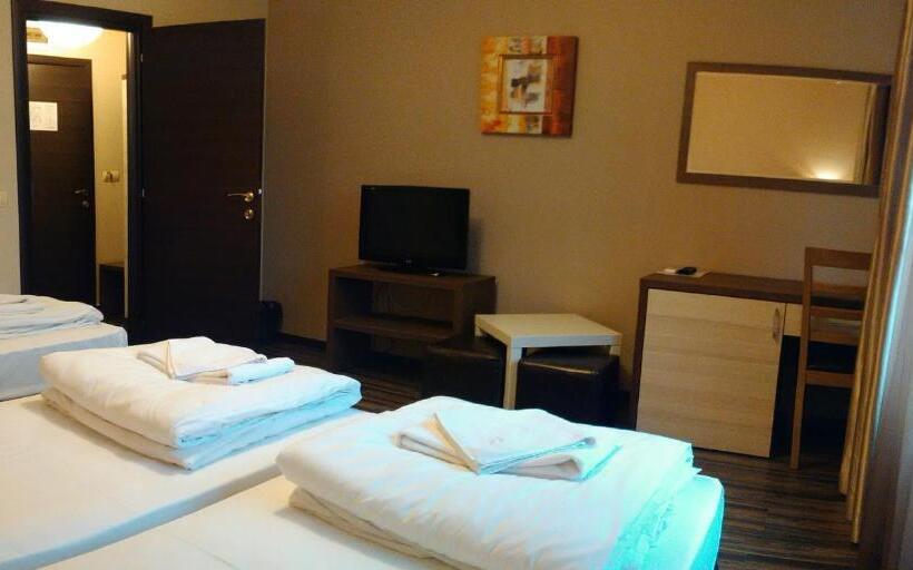 جناح جونيور, City Blagoevgrad Family