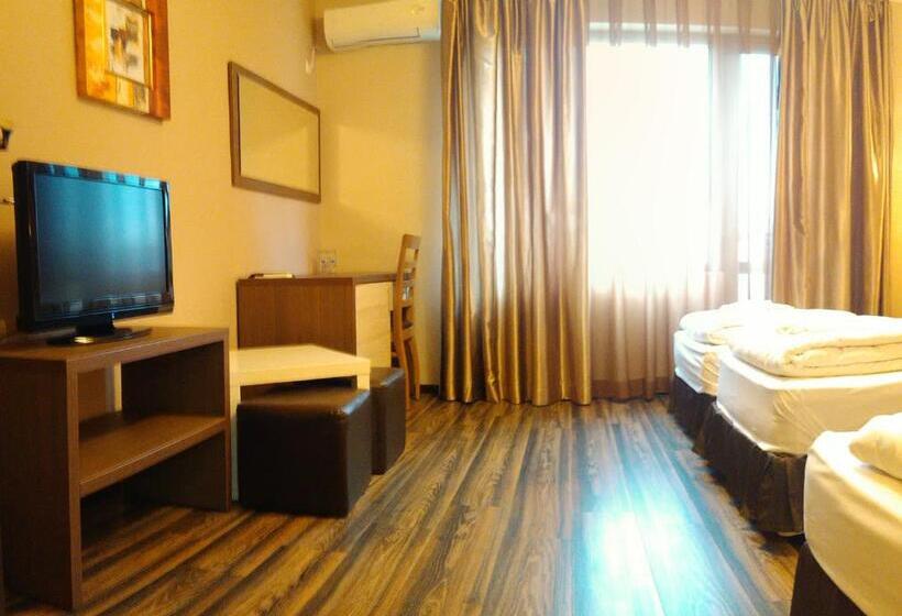 جناح جونيور, City Blagoevgrad Family